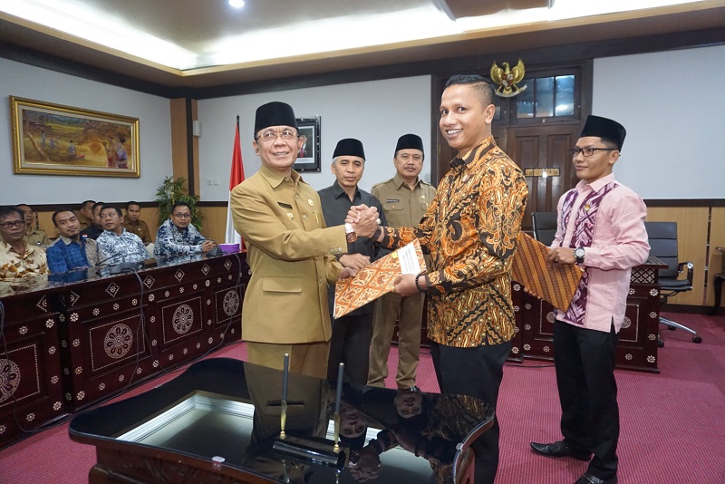 Penandatanganan NPHD Pemilukada Kota Mataram Tahun 2020 Dari Pemerintah Kota Mataram Kepada KPU Dan Bawaslu Kota Mataram