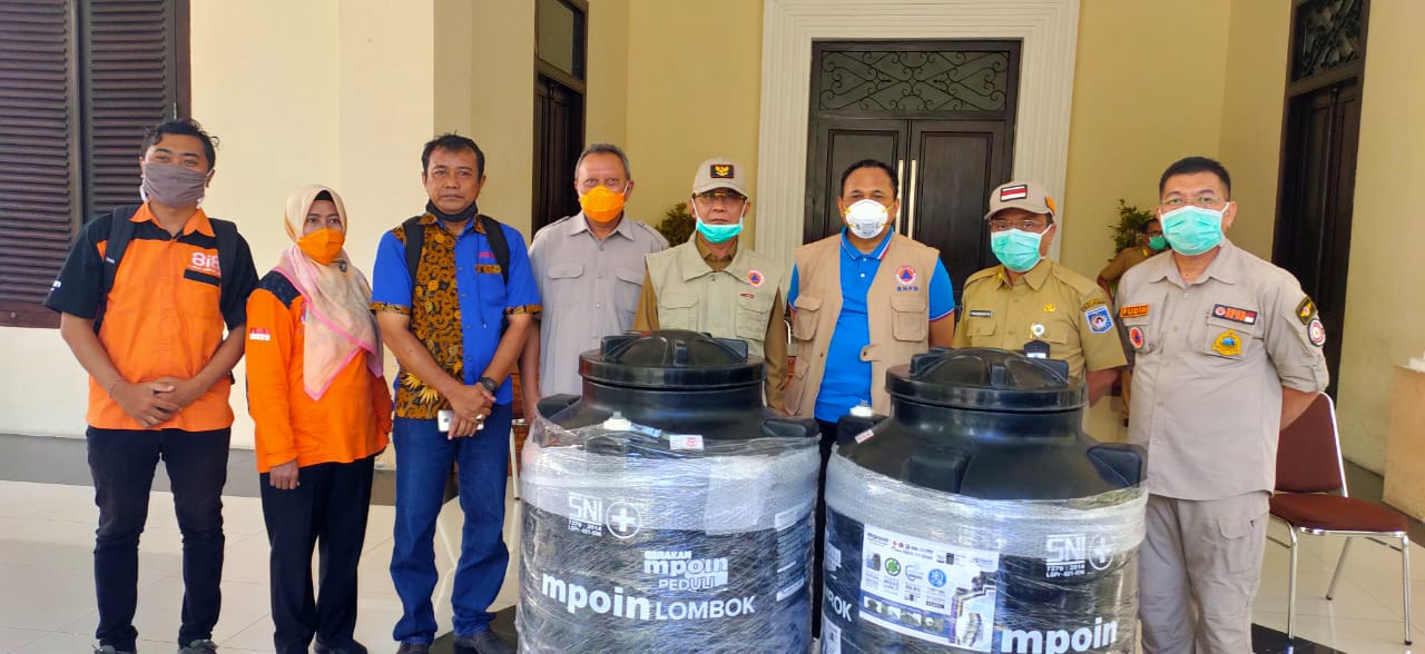 Wali Kota Mataram menerima APD dan Tandon Disinfektan