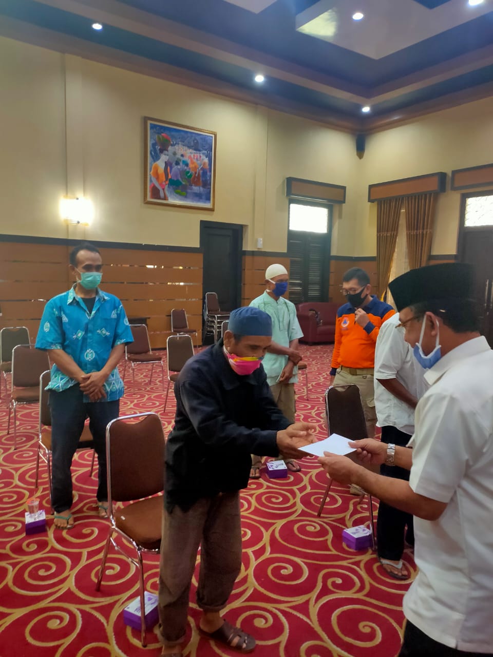 Walikota Mataram Serahkan Bantuan Kepada Marbot Masjid se-Kota Mataram